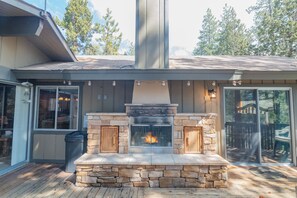 Terrace/patio - Moonridge Manor - Close to Slopes, Hot Tub, Game Room, Pool Table (Big Bear Lake)