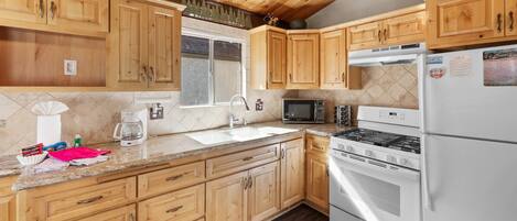 冷蔵庫、電子レンジ、オーブン、コンロ