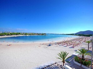 Beach nearby, sun-loungers, beach towels