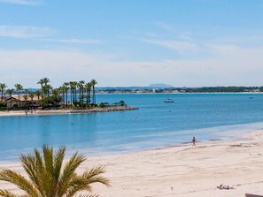 Beach nearby, sun-loungers, beach towels