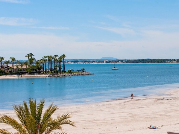 Beach nearby, sun loungers, beach towels