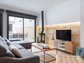 Fernseher, Kamin, Stereoanlage