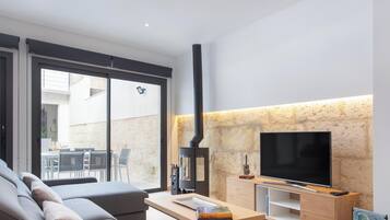 Televisie, een open haard en een stereo