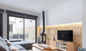 Fernseher, Kamin, Stereoanlage