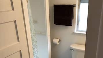 Douche, serviettes fournies, savon, papier toilette