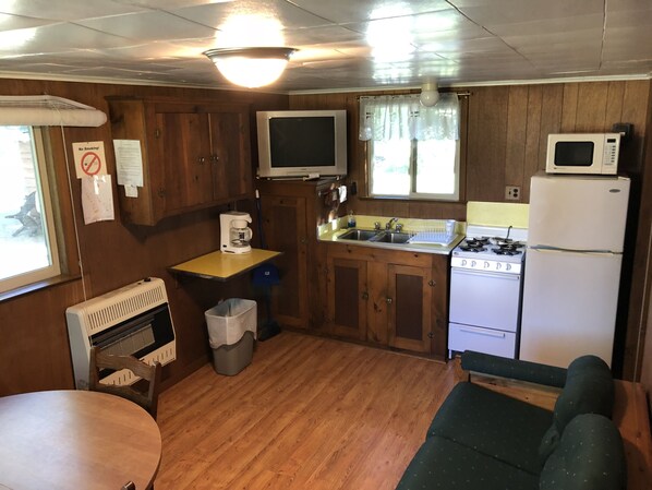 Refrigerador, microondas, horno y parrilla de estufa 