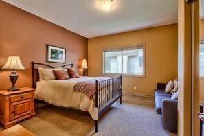 4 bedrooms, iron/ironing board, internet, bed sheets