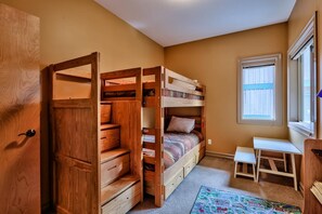 4 bedrooms, iron/ironing board, Internet, bed sheets