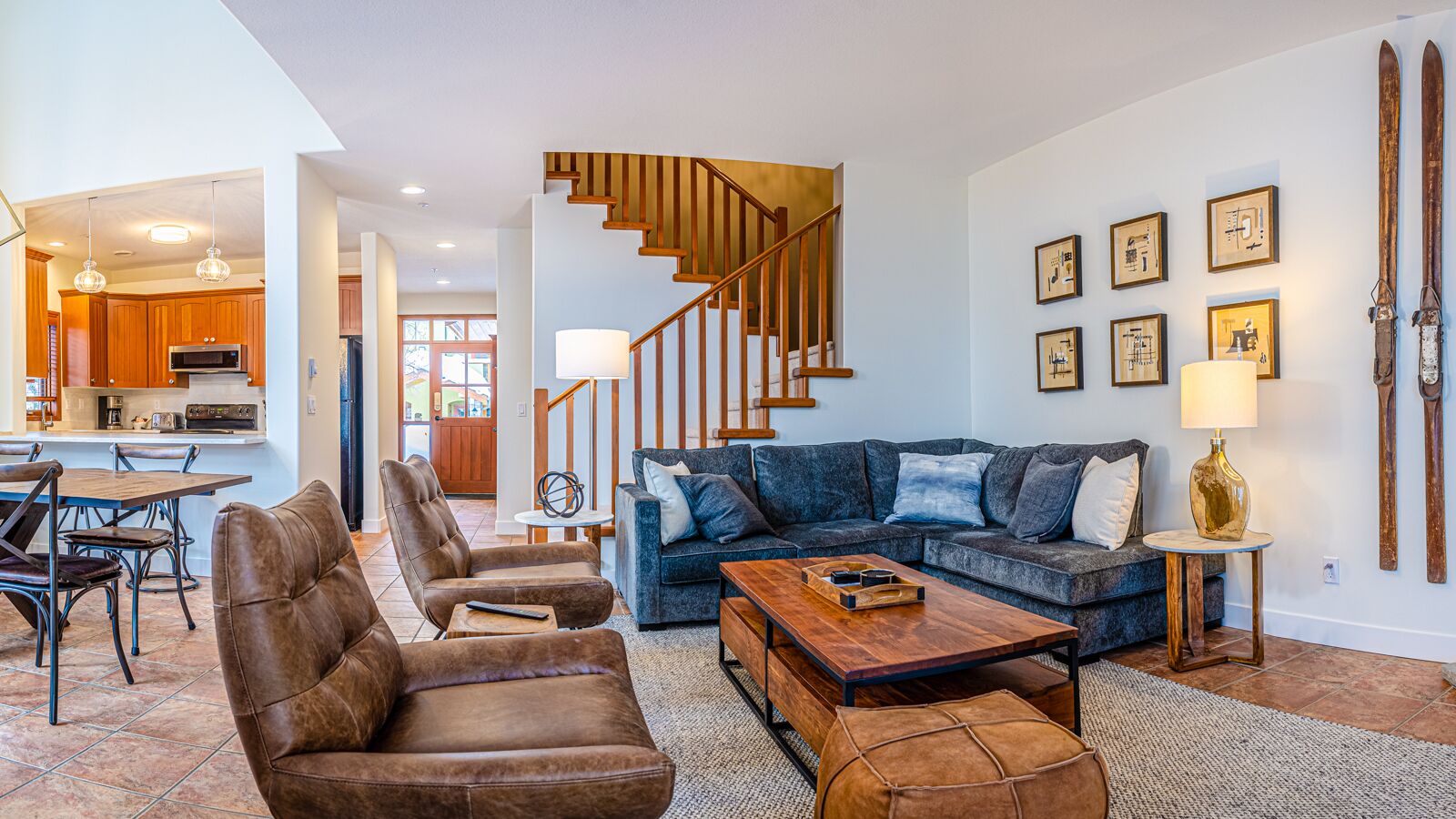 Televisión, chimenea, reproductor de DVD y estéreo 