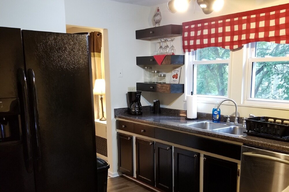 Vintage Mtn Retreat with Character and Charisma for only 95 a night