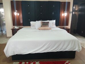 Executive Room | Bathroom | Combined shower/tub, bidet, towels