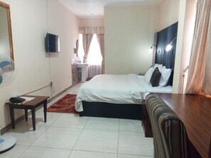 Business Suite | Desk, laptop workspace, free WiFi, bed sheets