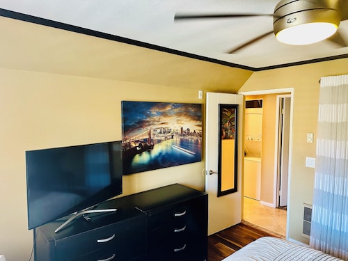 ラホーヤUTCのプール＆ジャグジーを備えた上品な家具と中心部に位置