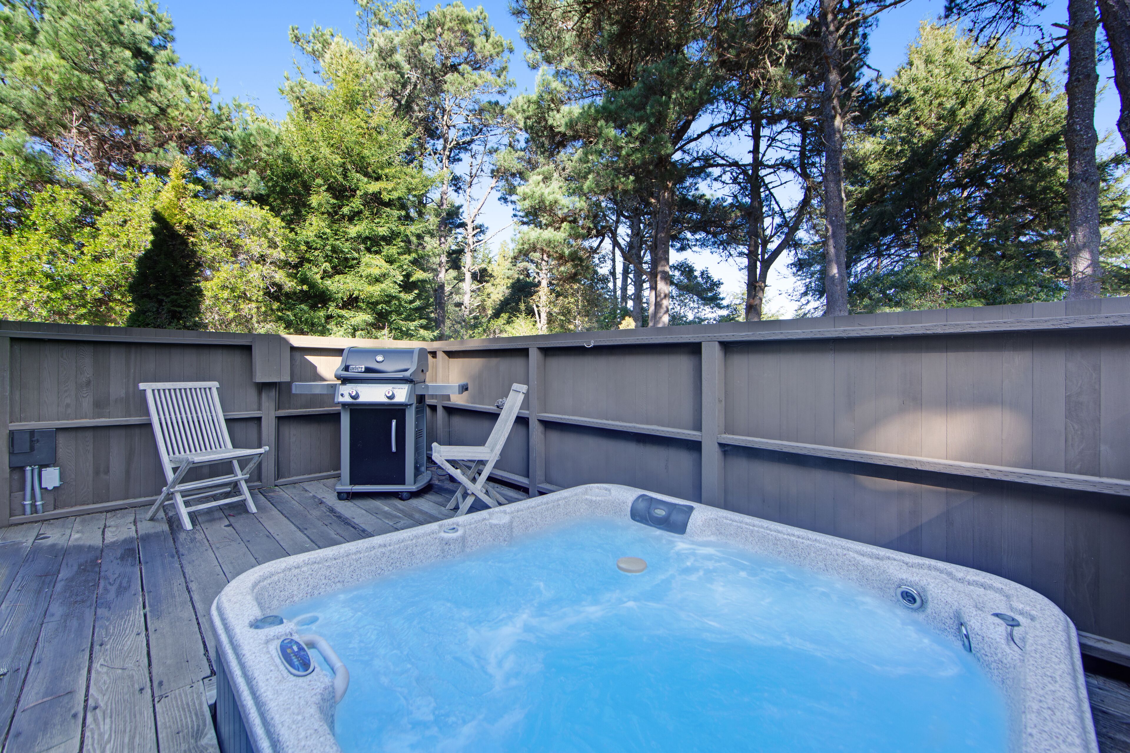 Stunning house with water view, private hot tub, spacious deck & access to pools