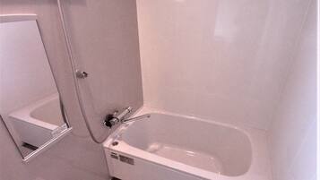 Maison, 2 chambres (Private Vacation Home) | Salle de bain | Baignoire et douche séparées, baignoire relaxante profonde
