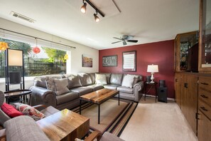 Smart TV, fireplace, books, stereo - Large home close to Downtown, Hiking, CalPoly, Beaches, Wineries, Shopping (San Luis Obispo)