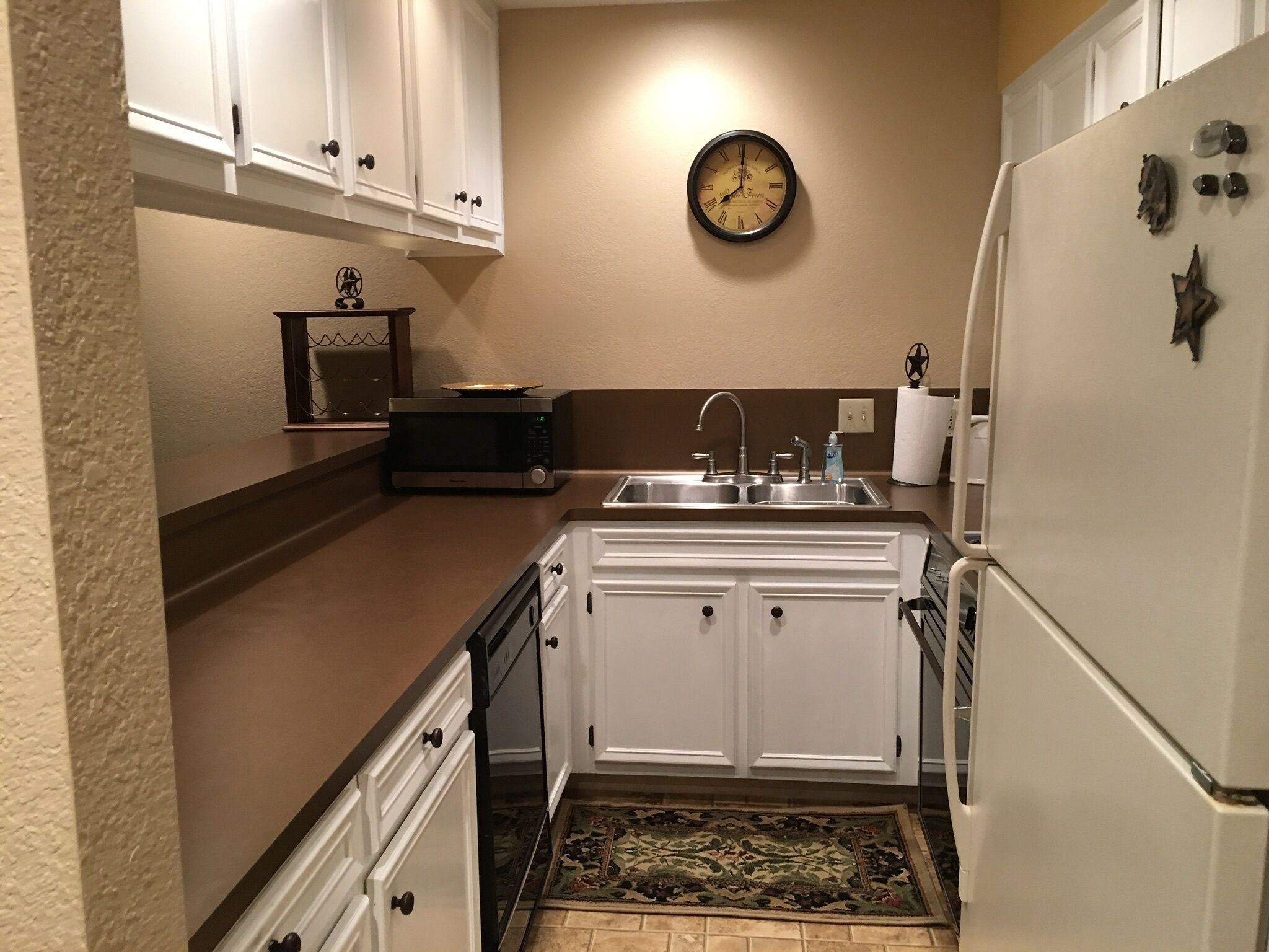 LTR preferred—Cute Hill Country Townhome Fully Furnished— new floors.