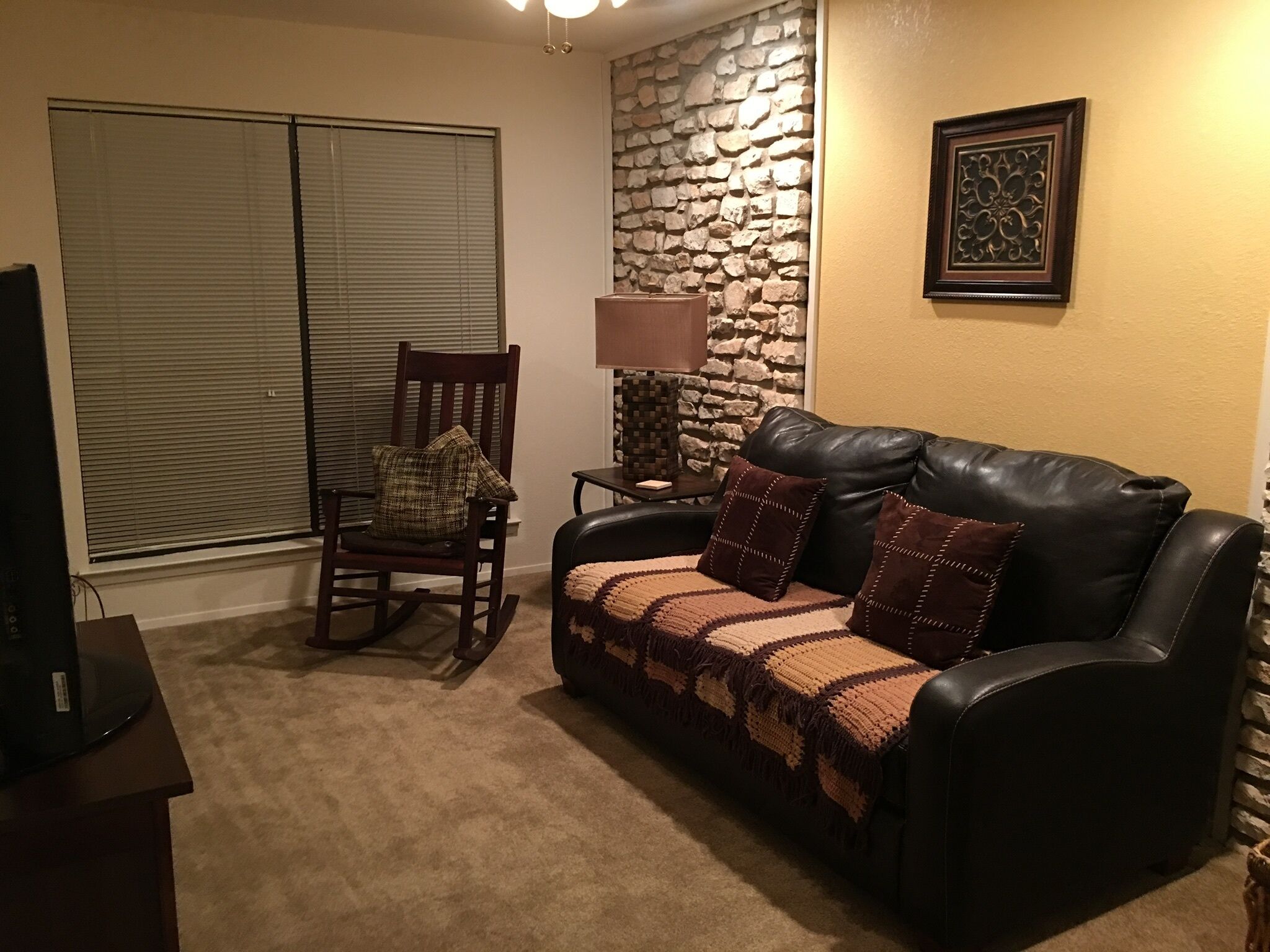 LTR preferred—Cute Hill Country Townhome Fully Furnished— new floors.