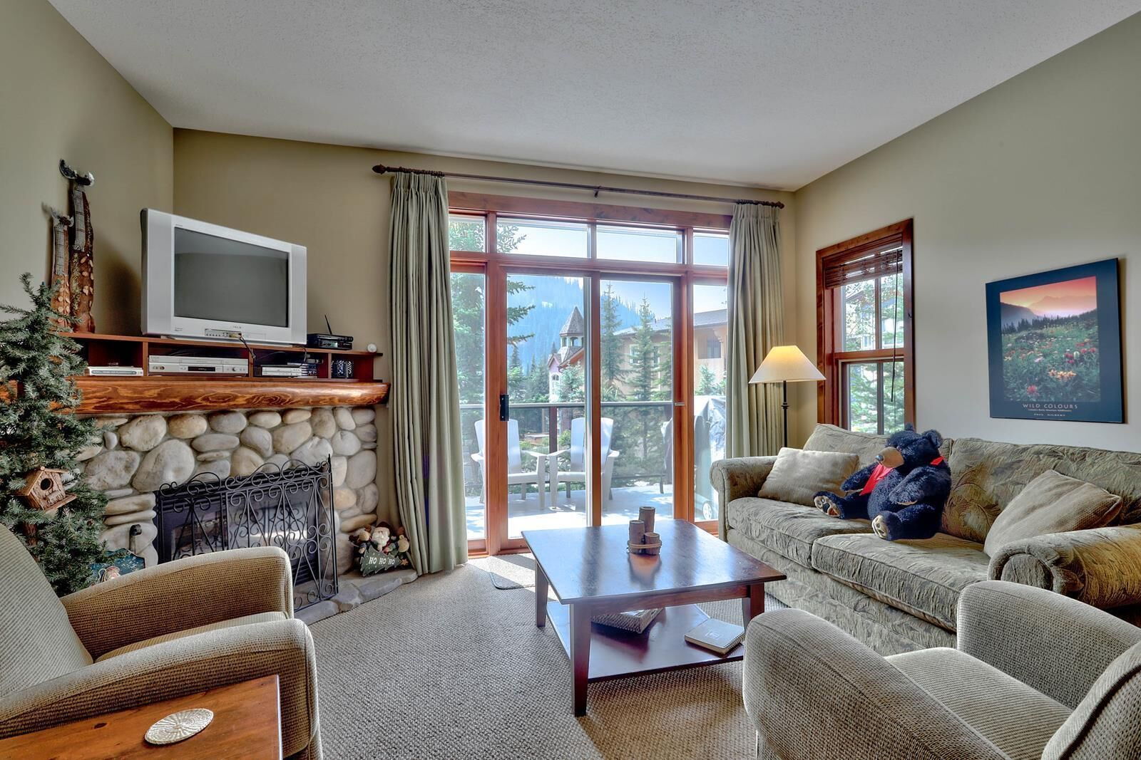 Excellent multi level 2 bedroom + den townhouse, close to Morrisey lift