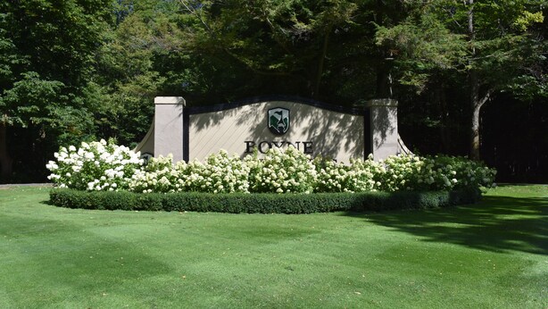 A sign with the name "BOYNE" surrounded by white flowers and greenery. - Spacious and secluded home very close to the major ski resorts!!! (Harbor Springs)