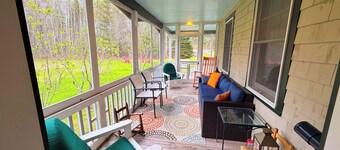 The Round Pond Getaway. Screened Porch · Fire Pit · Walk to Harbor