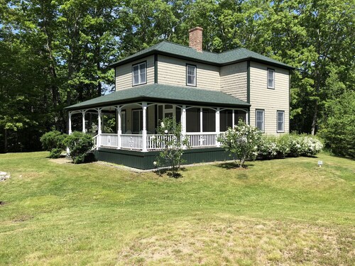 The Round Pond Getaway. Screened Porch · Fire Pit · Walk to Harbor