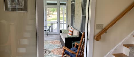 Téléviseur connecté, foyer, jeux vidéo, lecteur de DVD