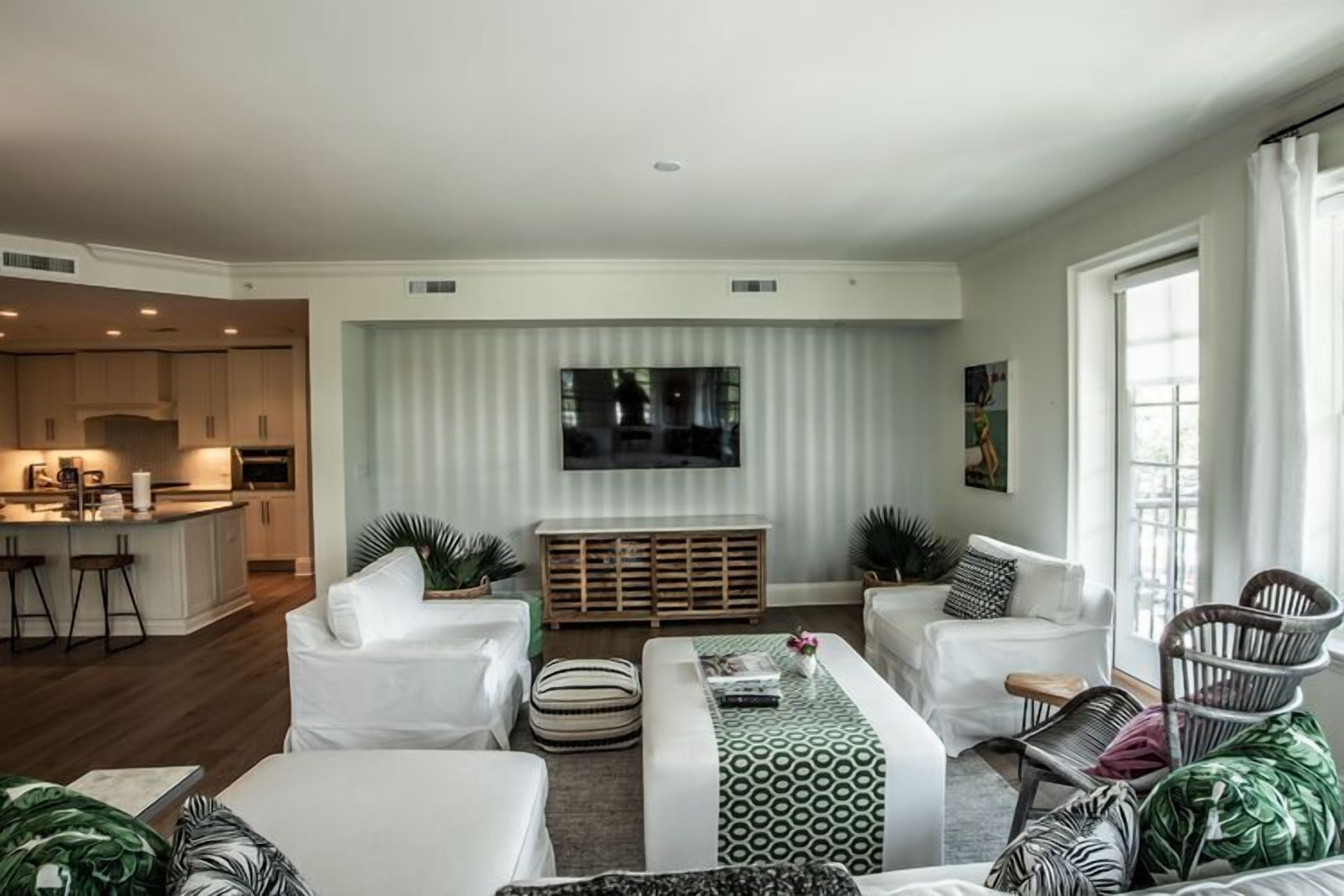 On The Square / Upscale Condo Overlooks Rosemary's Town Square / 4 Bikes / $600+ FREE Activities!