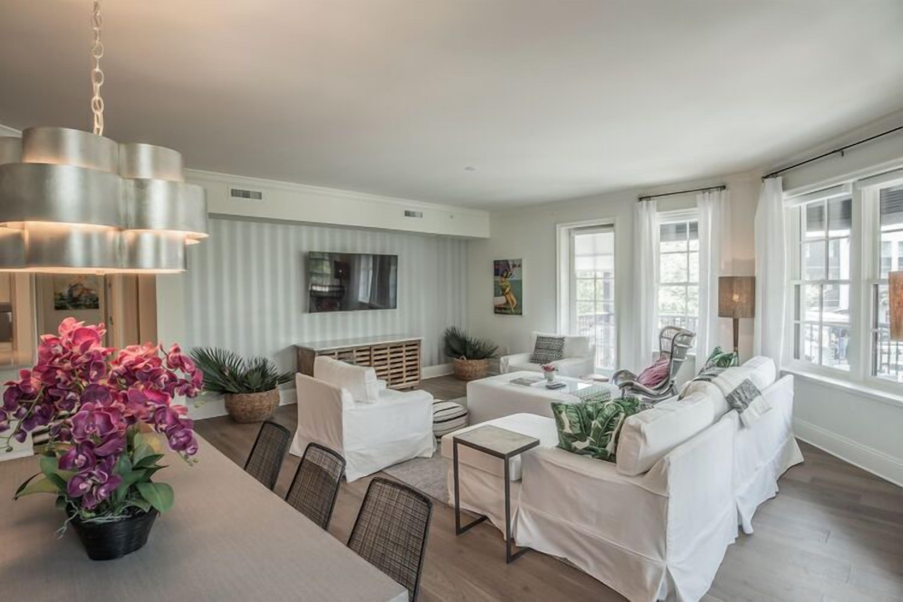 On The Square / Upscale Condo Overlooks Rosemary's Town Square / 4 Bikes / $600+ FREE Activities!