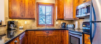 Upea monitasoinen 4 makuuhuone + den Townhouse, lähellä hiihtää, upeat näkymät Mt. Morrisey