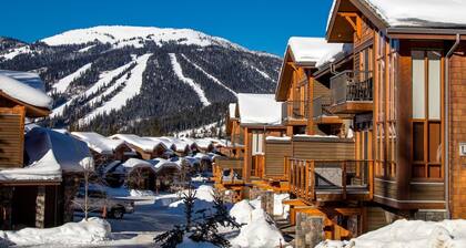 Magnificent Multi Level Townhouse | Ski-in & Ski-out | Private Hot Tub
