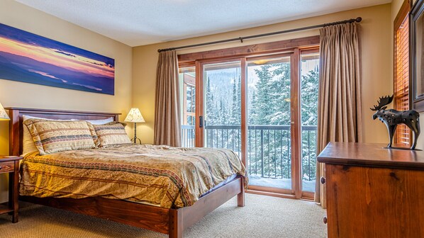 4 bedrooms, iron/ironing board, internet, bed sheets