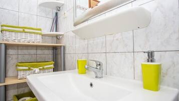 Badewanne, Haartrockner, Handtücher