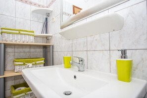 Bathtub, hair dryer, towels