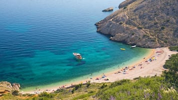 Una playa cerca