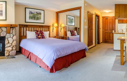Studio bedroom apartment in village centre, ski in/out