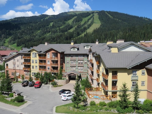 2 bedroom apartment in village centre, ski in/out