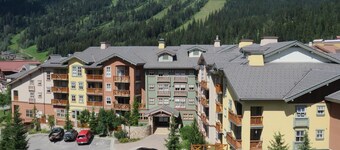 2 bedroom apartment in village centre, ski in/out