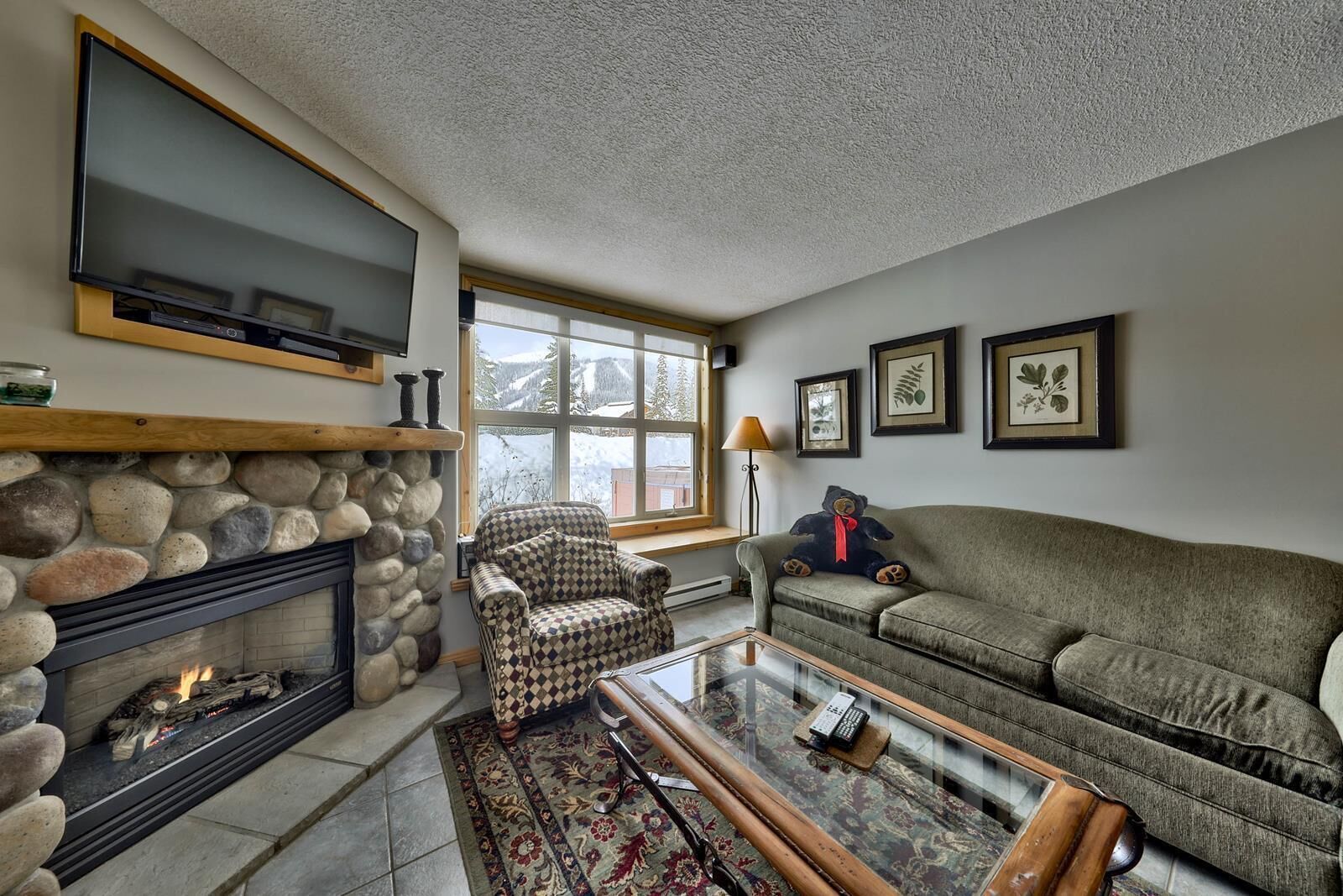 Spacious 3 Level Condo Close to Village | Access to Ski-Out Trail | Private Hot Tub | Fireplace
