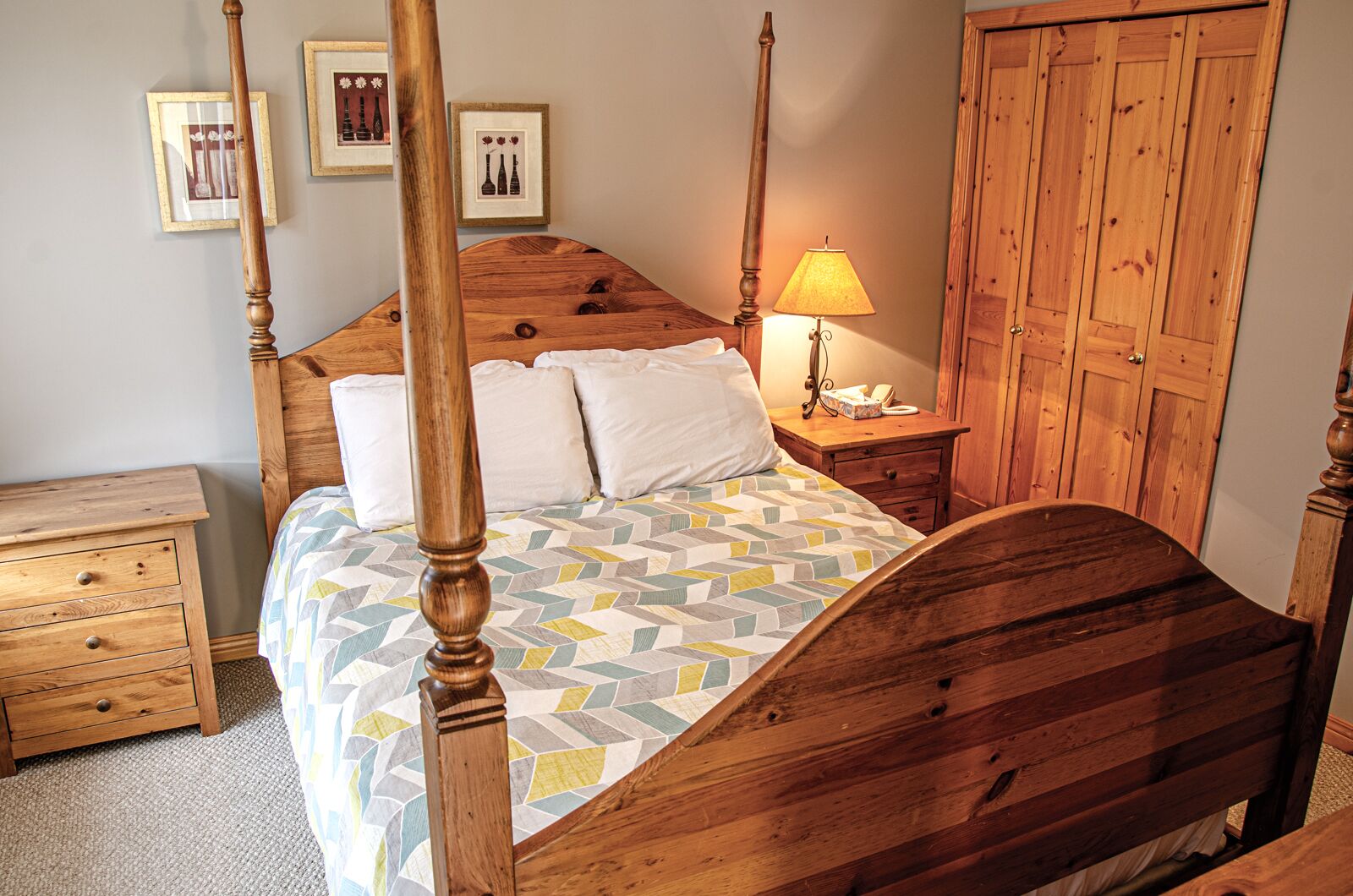 Spacious 3 Level Condo Close to Village | Access to Ski-Out Trail | Private Hot Tub | Fireplace