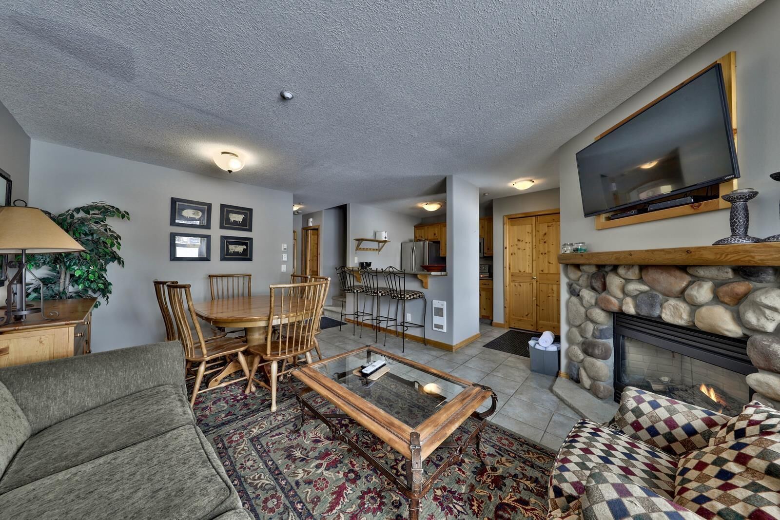Spacious 3 Level Condo Close to Village | Access to Ski-Out Trail | Private Hot Tub | Fireplace