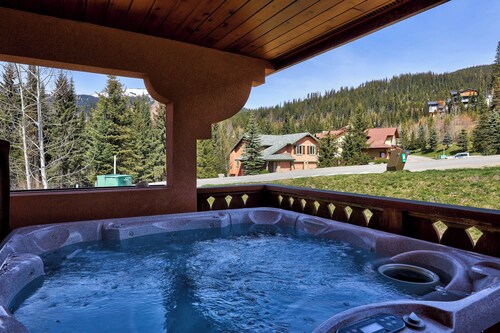 Cozy Condo Close to Village | Access to Ski-Out Trail | Private Hot Tub | Fireplace