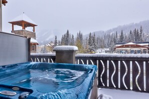 Outdoor spa tub - Modern 2 bedroom plus den apartment in village centre (Sun Peaks)