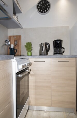 Kühlschrank, Ofen, Wasserkocher mit Kaffee-/Teezubehör, Wasserkocher