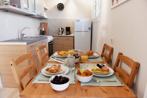 Fridge, oven, coffee/tea maker, electric kettle