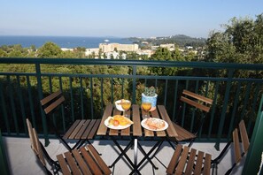 Outdoor dining - Blue & Green Apts - Dassia, Corfu 4 (Corfu)