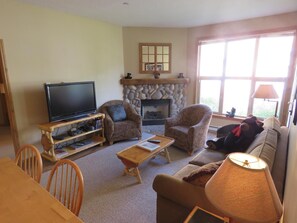 Fernseher, Kamin, DVD-Player, Stereoanlage