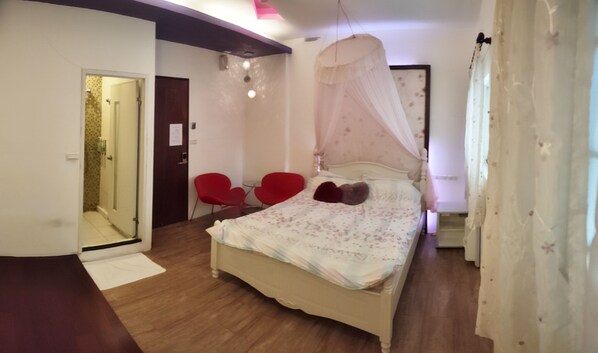 Elite Double Room | Desk, rollaway beds, free WiFi, bed sheets