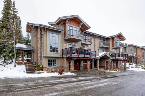 Spacious multi level 3 bedroom + den townhouse, close to Morrisey lift