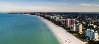 DOLPHIN BUNGALOW! Remodeled water front getaway in the heart of Old Marco